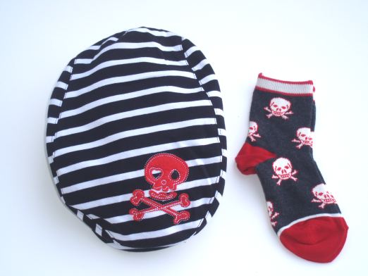 Skull And Crossbones Socks And Driver Newsboy Cap Gift Set